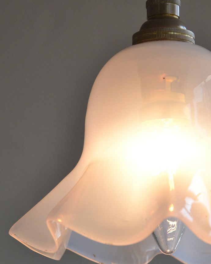 ペンダントライト　照明・ライティング　ナチュラルなミルクガラスのアンティークランプ（コード・シャンデリア電球・ギャラリーなし）。。(k-2031-z)