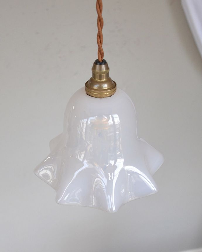 ペンダントライト　照明・ライティング　ナチュラルなミルクガラスのアンティークランプ（コード・シャンデリア電球・ギャラリーなし）。。(k-2031-z)