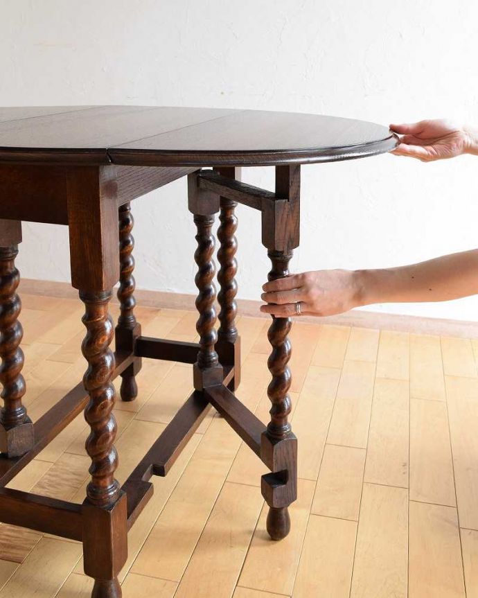 アンティークのテーブル　アンティーク家具　英国らしいアンティーク家具、スモールサイズの伸張式のゲートレッグテーブル。脚を引き出すだけであっという間ゲートのような形をした脚のテーブル。(k-2033-f)