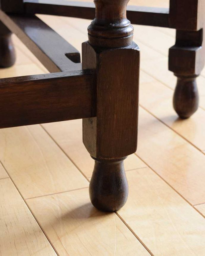 アンティークのテーブル　アンティーク家具　英国らしいアンティーク家具、スモールサイズの伸張式のゲートレッグテーブル。持ち上げなくても移動できます！Handleのアンティークは、脚の裏にフェルトキーパーをお付けしていますので、持ち上げなくても床を滑らせて移動させることが出来ます。(k-2033-f)