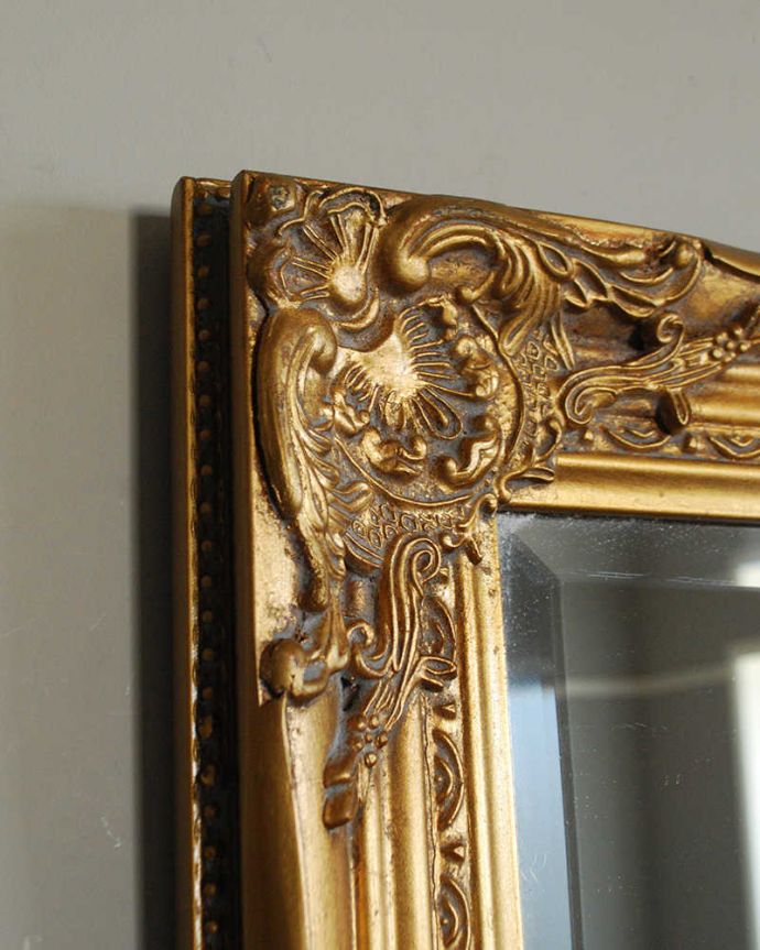 アンティーク ミラー（鏡）　アンティーク雑貨　ゴールドのフレームが素敵なイギリス輸入のアンティークミラー。エレガントな装飾で縁取られた美しいミラー。(k-2043-z)