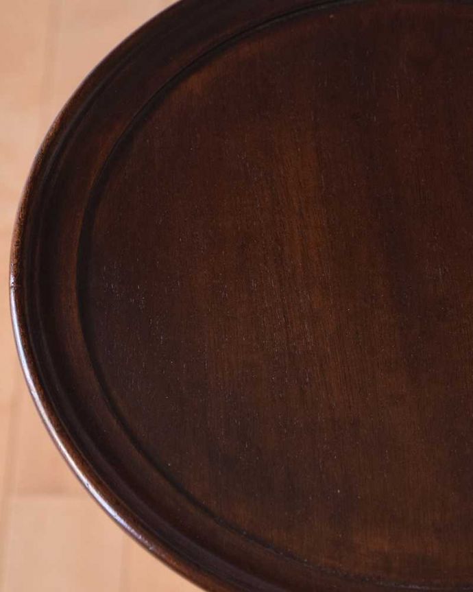 プランツスタンド・ケーキスタンド　アンティーク家具　マホガニー材を使った高級感のある英国輸入のアンティークプランツスタンド。近づいてみると…木目もキレイな天板。(k-2045-f)
