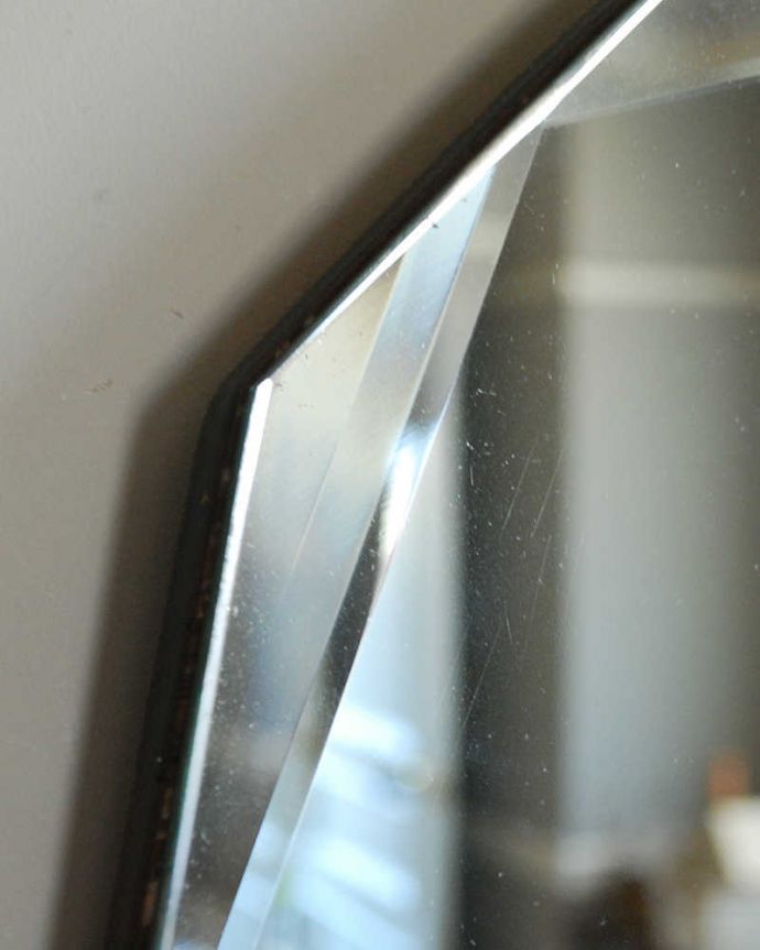 アンティーク ミラー（鏡）　アンティーク雑貨　縁どりのカッティングが綺麗な横長のアンティークミラー（壁掛け鏡）。現代のミラーの倍くらいの厚みがあるんです。(k-2045-z)