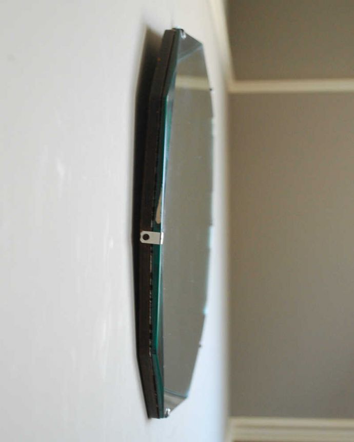 アンティーク ミラー（鏡）　アンティーク雑貨　縁どりのカッティングが綺麗な横長のアンティークミラー（壁掛け鏡）。アンティークのミラーは重みがあります。(k-2045-z)