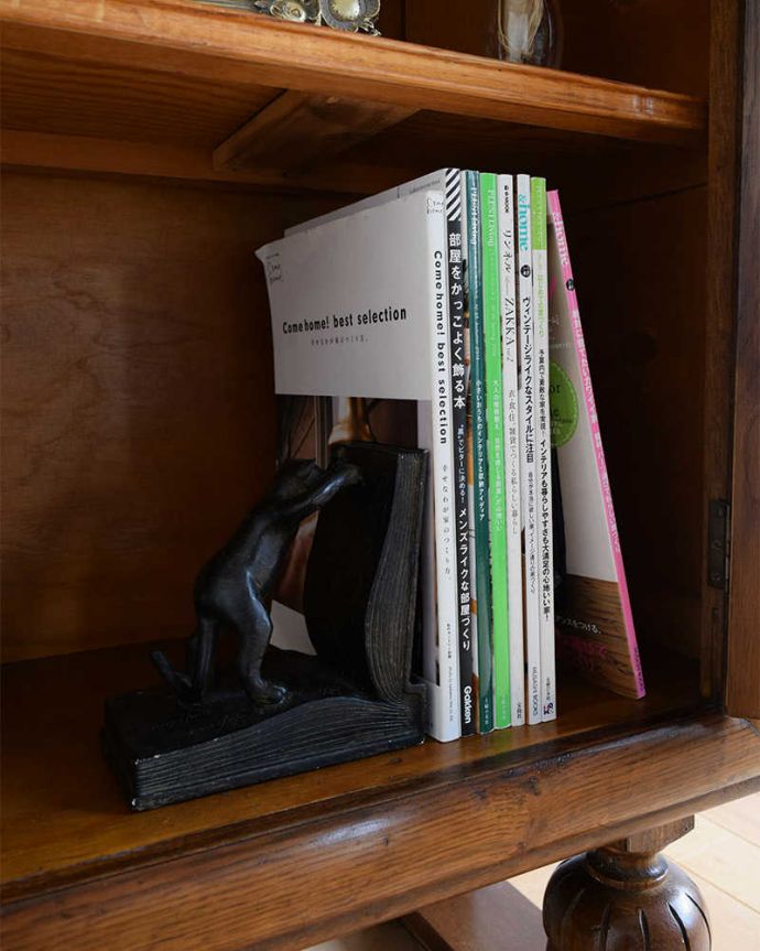 アンティークのキャビネット　アンティーク家具　華やかなアンティークの英国輸入家具、オーク材のブックケース（本棚）。しっかり収納できますA4サイズの雑誌までしっかり収納出来ちゃう優れもの。(k-2046-f)