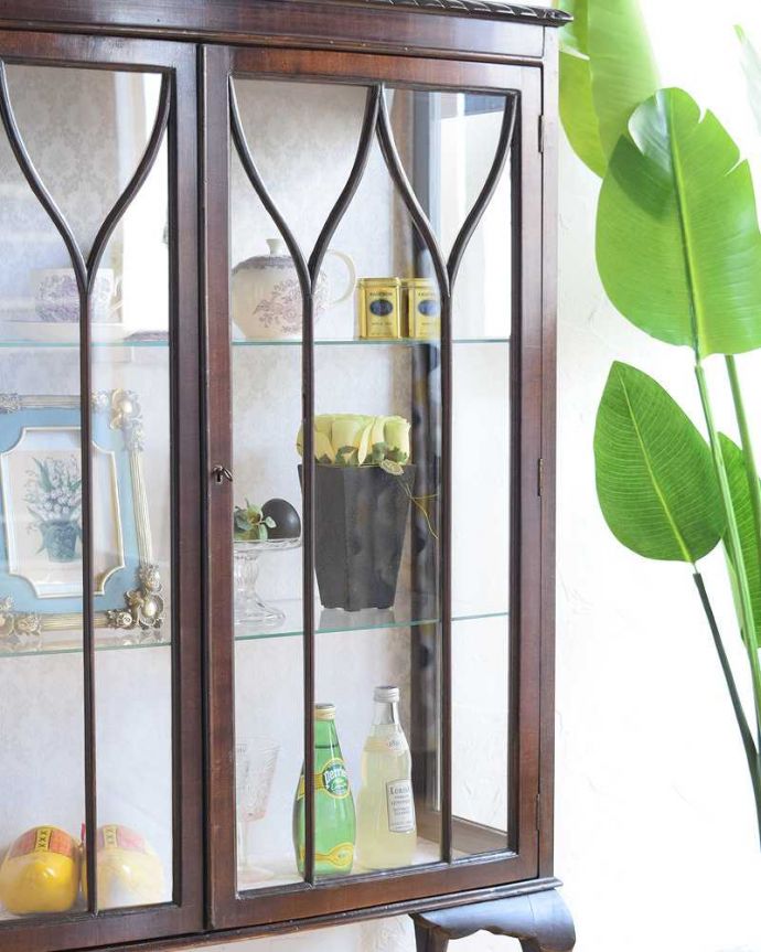 アンティークのキャビネット　アンティーク家具　正統派の英国アンティークキャビネット、ゴシックデザインのガラスキャビネット。ガラス越しに見るお気に入りの美しさ…光をたっぷり取り入れてくれるガラス扉と棚板。(k-2047-f)