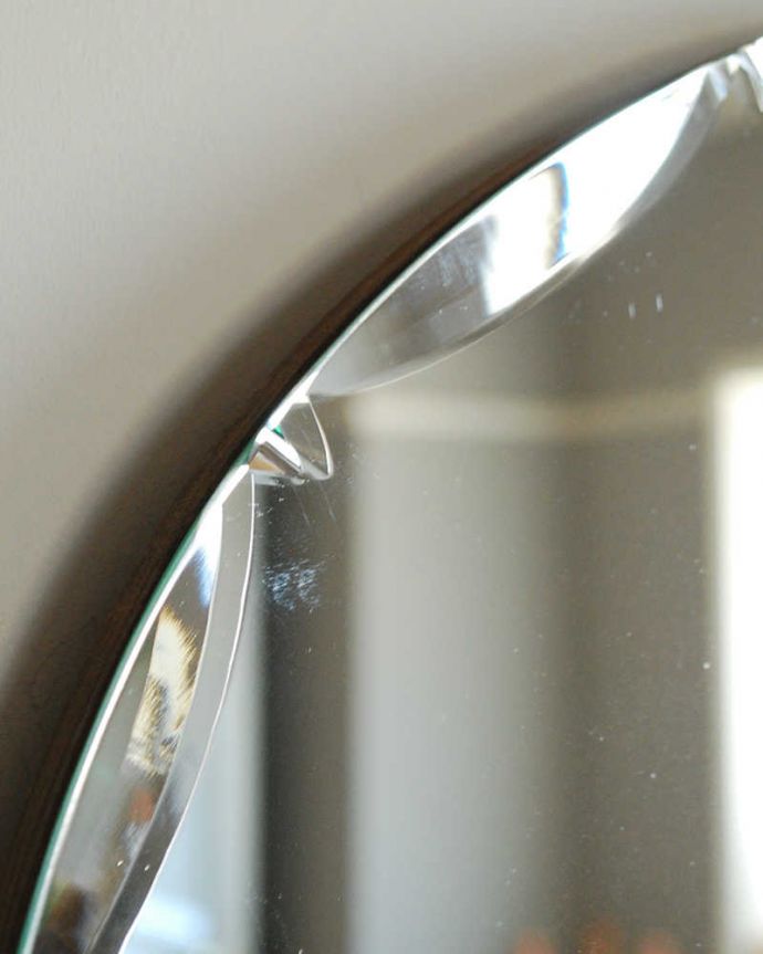 アンティーク ミラー（鏡）　アンティーク雑貨　キラキラと輝くカッティングが美しい、オーバル型のアンティーク　ミラー。現代のミラーの倍くらいの厚みがあるんです。(k-2047-z)
