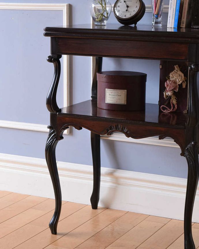 アンティークのテーブル　アンティーク家具　高級感たっぷりのアンティーク英国家具、ローズウッド材のカードテーブル（オケージョナルテーブル）。上品で優雅なアンティーク凛とした雰囲気が漂うアンティークらしい立ち姿のテーブル。(k-2051-f)