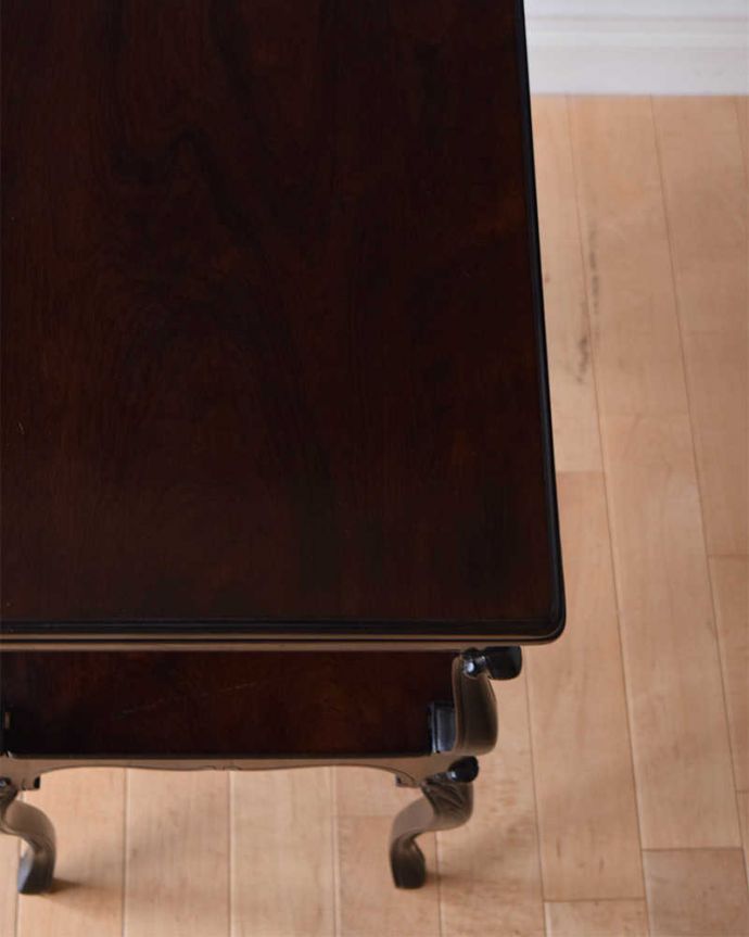 アンティークのテーブル　アンティーク家具　高級感たっぷりのアンティーク英国家具、ローズウッド材のカードテーブル（オケージョナルテーブル）。天板を近づいてみると…アンティークだから手に入れることが出来る天板に使われている銘木の美しさにうっとりです。(k-2051-f)
