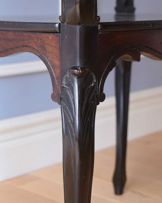 アンティークのテーブル　アンティーク家具　高級感たっぷりのアンティーク英国家具、ローズウッド材のカードテーブル（オケージョナルテーブル）。うっとりする美しさアンティークだから手に入る美しい彫。(k-2051-f)