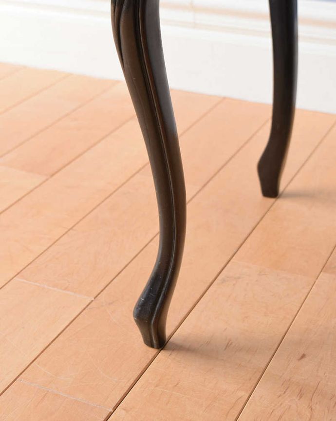 アンティークのテーブル　アンティーク家具　高級感たっぷりのアンティーク英国家具、ローズウッド材のカードテーブル（オケージョナルテーブル）。持ち上げなくても移動できます！Handleのアンティークは、脚の裏にフェルトキーパーをお付けしていますので、床を滑らせてれば移動が簡単です。(k-2051-f)