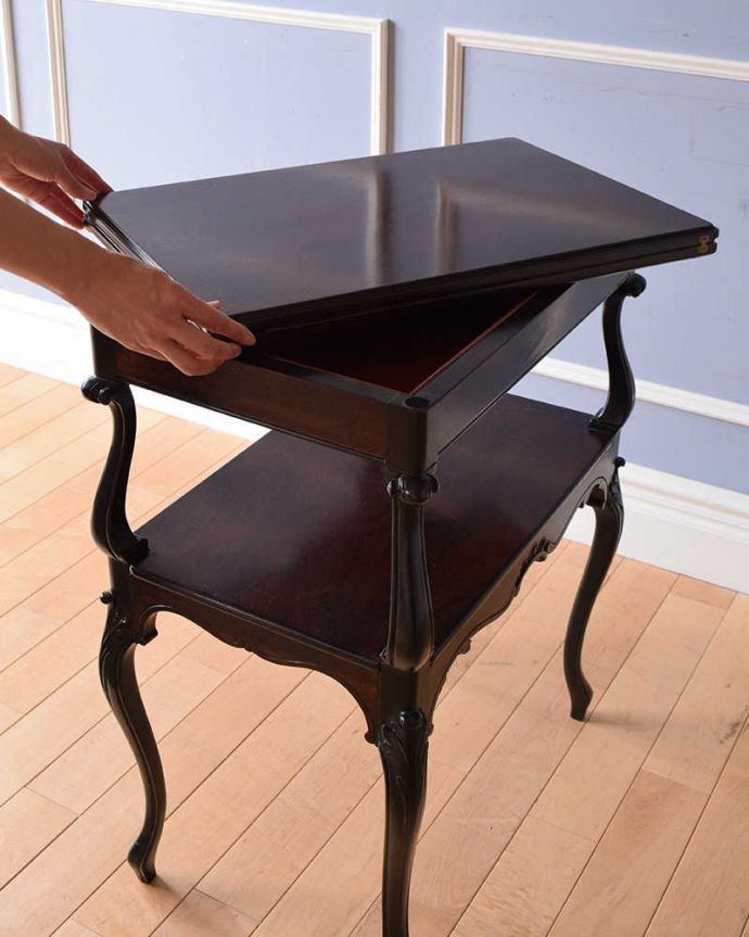 アンティークのテーブル　アンティーク家具　高級感たっぷりのアンティーク英国家具、ローズウッド材のカードテーブル（オケージョナルテーブル）。回転させて…女性1人でも簡単に開くことが出来ます。(k-2051-f)