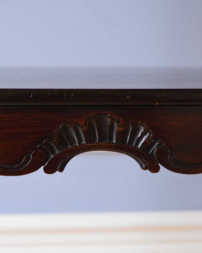 アンティークのテーブル　アンティーク家具　高級感たっぷりのアンティーク英国家具、ローズウッド材のカードテーブル（オケージョナルテーブル）。いろんな場所にこだわり彫のデザインもいろいろです。(k-2051-f)