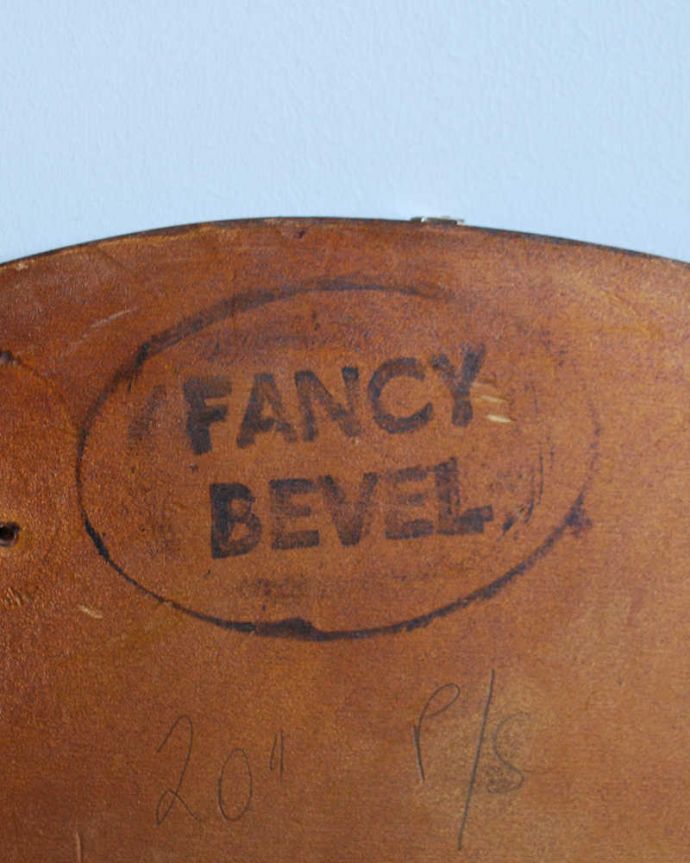 アンティーク ミラー（鏡）　アンティーク雑貨　イギリス輸入の丸形が可愛い、女性らしくエレガントなアンティーク　ミラー。「FANCY BEVEL」のスタンプが残っています。(k-2051-z)