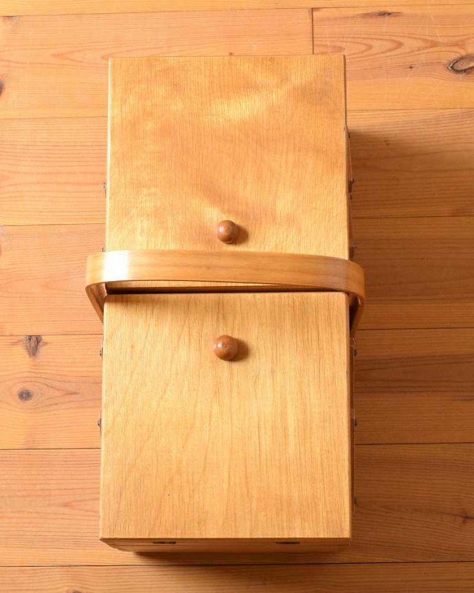 ソーイングボックス　アンティーク家具　趣味を楽しむアンティークの道具、木のソーイングボックス。上から見ると･･･キレイに修復しましたが、アンティークは新品ではないので経年変化による傷がある場合があります。(k-2052-f)