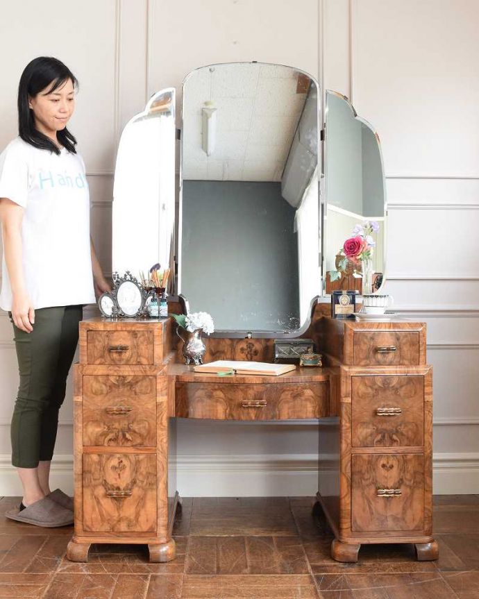 アンティークのドレッサー　アンティーク家具　洗練された美しさが魅力、イギリス輸入のアンティークドレッシングチェスト（三面鏡）。女性のため家具。(k-2056-f)