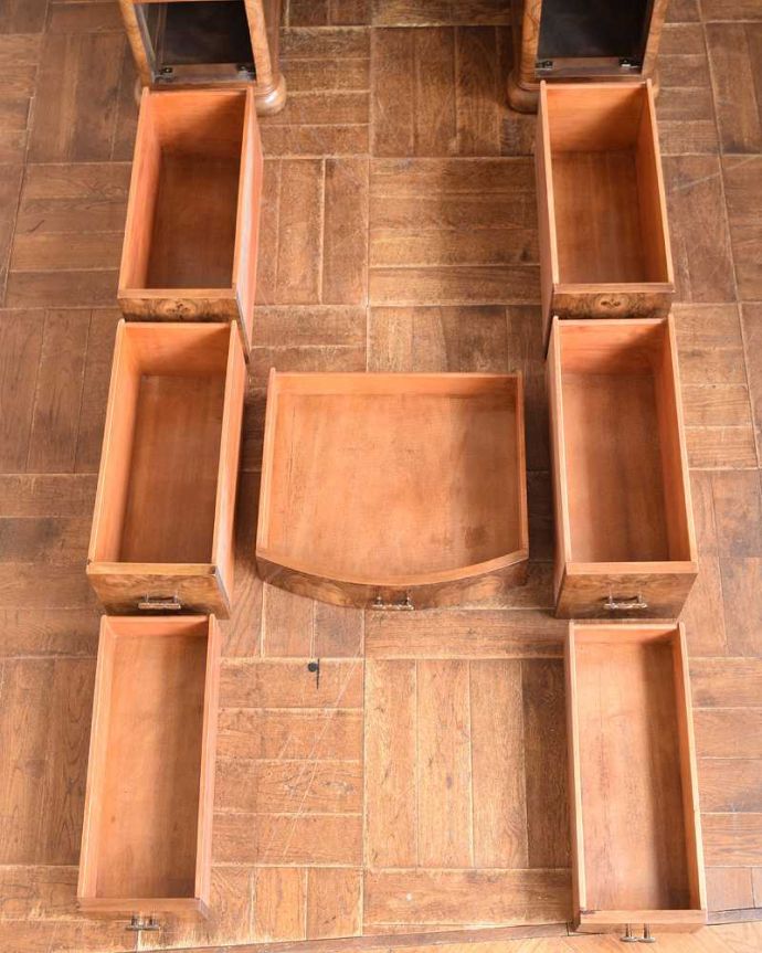 アンティークのドレッサー　アンティーク家具　洗練された美しさが魅力、イギリス輸入のアンティークドレッシングチェスト（三面鏡）。引き出しの中もキレイに修復しました何も入れてもいいようにアンティーク家具専門の職人がキレイにお直ししました。(k-2056-f)