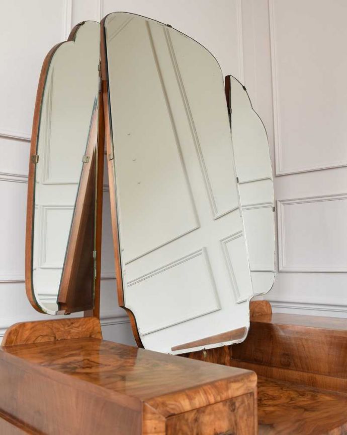 アンティークのドレッサー　アンティーク家具　洗練された美しさが魅力、イギリス輸入のアンティークドレッシングチェスト（三面鏡）。角度も変わりますミラーは角度を変えて使えます。(k-2056-f)
