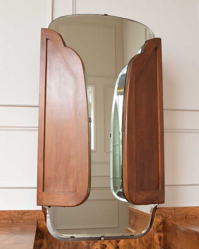 アンティークのドレッサー　アンティーク家具　洗練された美しさが魅力、イギリス輸入のアンティークドレッシングチェスト（三面鏡）。日本人向けの三面鏡鏡が畳めるめずらしいデザイン。(k-2056-f)