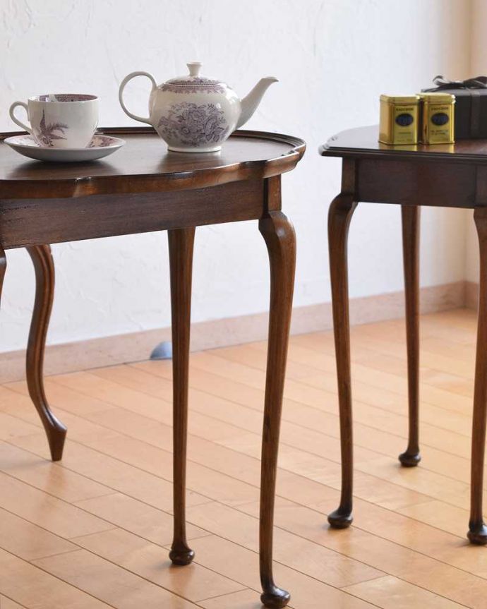 アンティークのテーブル　アンティーク家具　優雅な英国のアンティーク家具、３つセットのコーヒーテーブル（ネストテーブル）。一緒でも、バラバラでも使い方は自由自在のアンティーク。(k-2058-f)