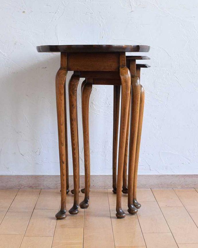 アンティークのテーブル　アンティーク家具　優雅な英国のアンティーク家具、３つセットのコーヒーテーブル（ネストテーブル）。横から見てみると･･･お揃いの脚が3つがキレイに重なって、とっても美しい横顔。(k-2058-f)