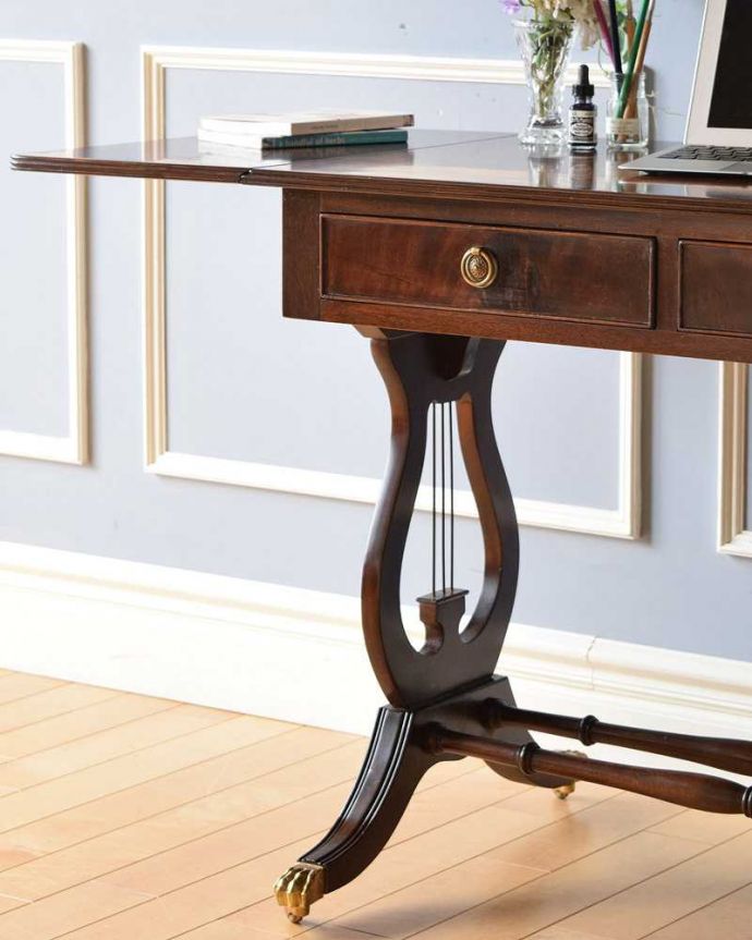 アンティークのデスク・書斎机　アンティーク家具　キャスター付きのマホガニー材デスク、伸張式のアンティークバタフライテーブル。英国アンティークらしい優雅な姿にうっとりアンティークらしいデザインの美しさ。(k-2059-f)
