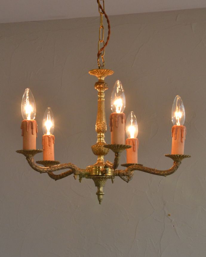 シャンデリア　照明・ライティング　上品な真鍮製シャンデリア、イギリスで見つけたアンティーク照明（5灯）（Ｅ17シャンデリア球付）。灯りが灯るとさらにゴージャスな雰囲気になります。(k-2059-z)
