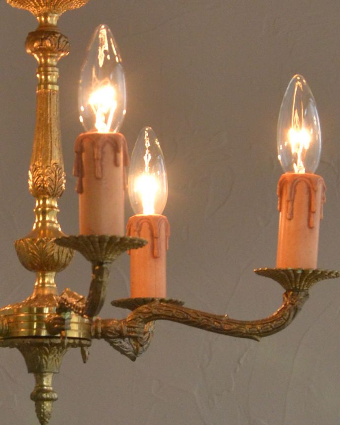 シャンデリア　照明・ライティング　上品な真鍮製シャンデリア、イギリスで見つけたアンティーク照明（5灯）（Ｅ17シャンデリア球付）。たっぷり付いたガラスのアクセサリーのゆらめきがロマンチックです。(k-2059-z)