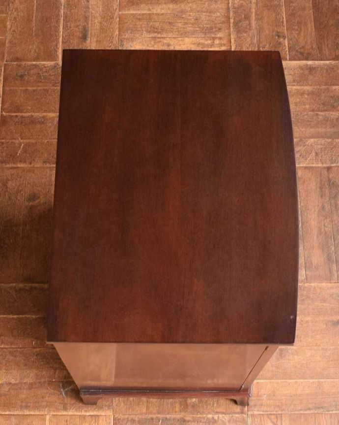 アンティークのキャビネット　アンティーク家具　マホガニー材のアンティーク家具、イギリスのカップボード（ベッドサイドカップボード）。上から見てるとこんな形のキャビネットです。(k-2060-f)