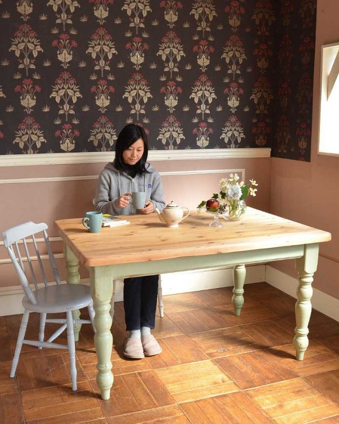 アンティークのテーブル　アンティーク家具　２トーンカラーがナチュラルで可愛い、パイン材のアンティークテーブル。ほっこりとした表情に癒されますオールドパイン材のテーブルは、独特の木目が特長。(k-2065-f)
