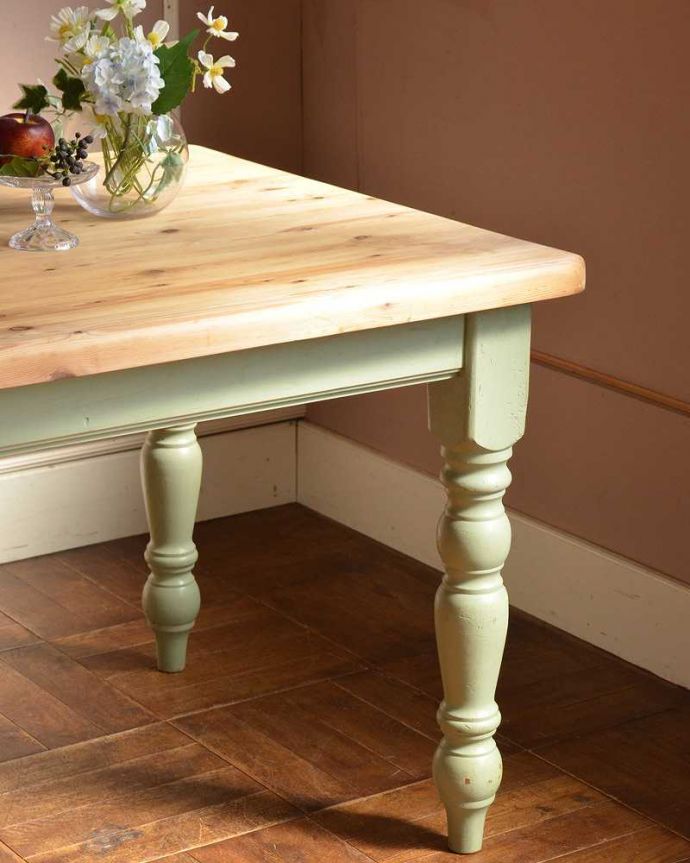 アンティークのテーブル　アンティーク家具　２トーンカラーがナチュラルで可愛い、パイン材のアンティークテーブル。ポコポコっとした可愛らしい脚脚のデザインもぬくもりあるやさしいデザイン。(k-2065-f)
