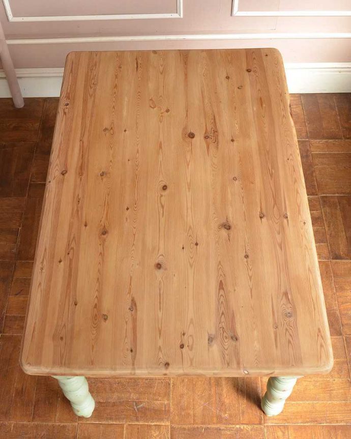 アンティークのテーブル　アンティーク家具　２トーンカラーがナチュラルで可愛い、パイン材のアンティークテーブル。天板はキレイに修復しました。(k-2065-f)