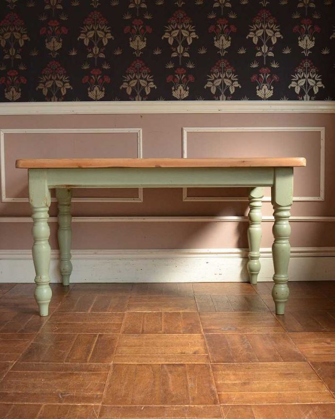 アンティークのテーブル　アンティーク家具　２トーンカラーがナチュラルで可愛い、パイン材のアンティークテーブル。横から見てみると･･･テーブルを横から見るとこんな感じ。(k-2065-f)