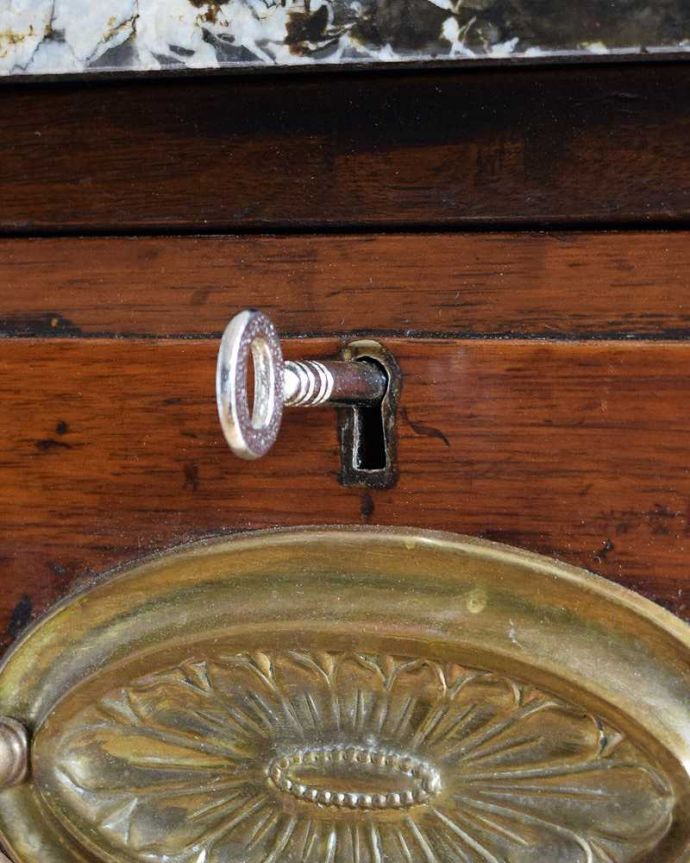 サイドボード　アンティーク家具　英国アンティーク家具、フルーツモチーフのタイルのミラー付きウォッシュハンドスタンド（チェスト）。鍵を使って開けてみましょうアンティークの鍵が付いています。(k-2067-f)