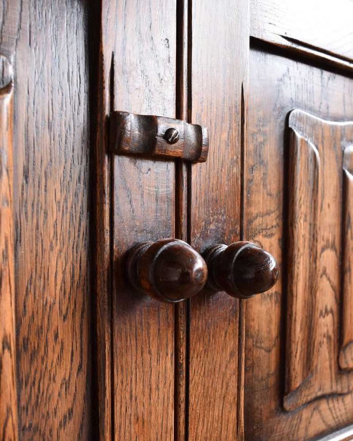 アンティークのキャビネット　アンティーク家具　扉の彫りがキレイな英国デザインのアンティーク家具、カップボードチェスト（食器棚）。アンティークらしい素敵な取っ手デザインが美しい取っ手。(k-2073-f)