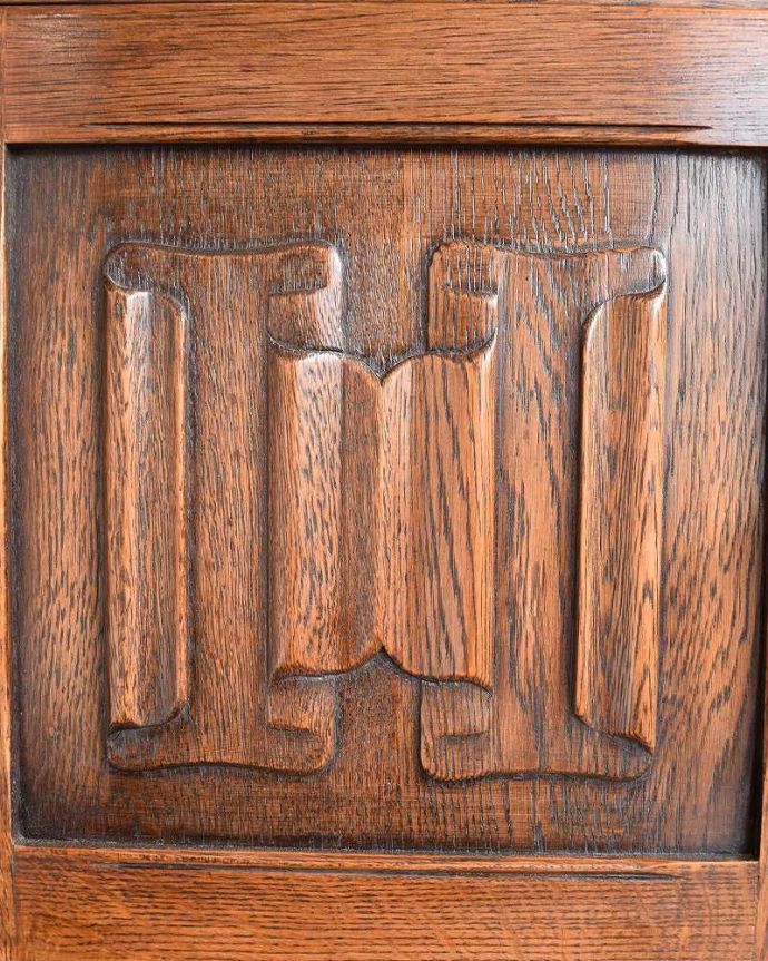 アンティークのキャビネット　アンティーク家具　扉の彫りがキレイな英国デザインのアンティーク家具、カップボードチェスト（食器棚）。英国らしい装飾下扉には、英国家具らしいかっこいい装飾があります。(k-2073-f)