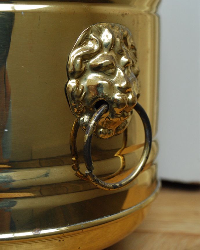 アンティーク 真鍮の雑貨　アンティーク雑貨　英国輸入のアンティーク雑貨、真鍮製のプランツカバー（ライオン）。ライオンモチーフの持ち手が付いています。(k-2073-z)