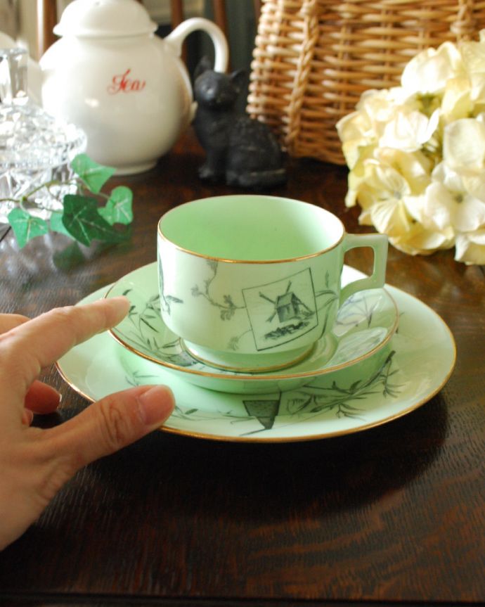 アンティーク 陶磁器の雑貨　アンティーク雑貨　爽やかなミントグリーンが美しい英国輸入のアンティークカップ＆ソーサートリオ。お茶の時間をもっと優雅に･･･眺めているだけじゃもったいないので、実用的に使って下さい。(k-2074-z)
