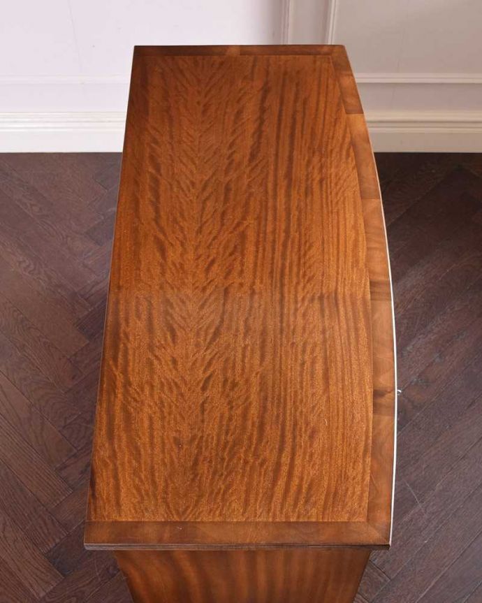 アンティークのキャビネット　アンティーク家具　マホガニー材の美しい木目にうっとり･･･英国アンティークのサイドボード。上から見てるとこんな形のキャビネットです。(k-2077-f)