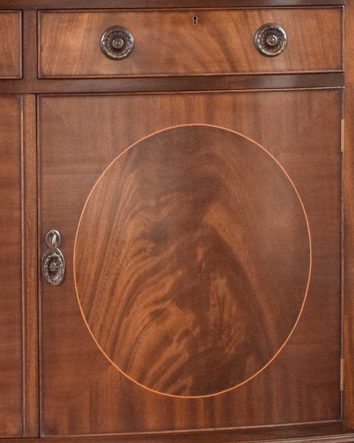 アンティークのキャビネット　アンティーク家具　マホガニー材の美しい木目にうっとり･･･英国アンティークのサイドボード。自慢は木目の美しさ一番の魅力は銘木だけが持つ美しい木目。(k-2077-f)
