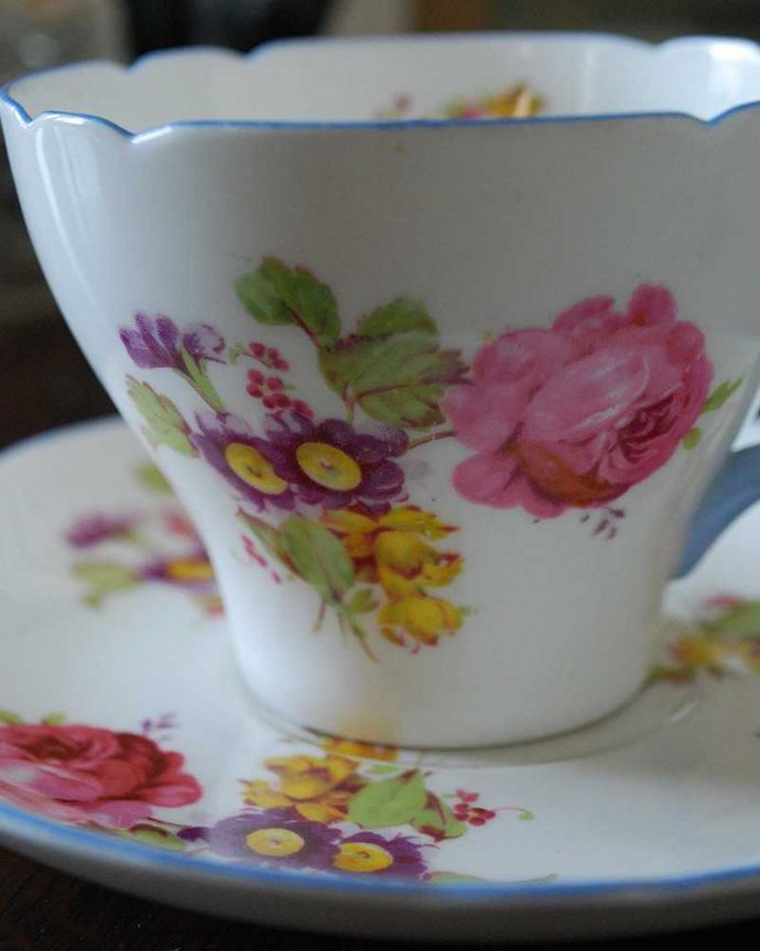 テーブルウェア(食器)　アンティーク雑貨　華やかなお花×パステルブルーの持ち手が可愛い、Shelleyのアンティークカップ＆ソーサー。さりげなく飾るだけでお部屋の雰囲気が素敵になります。(k-2084-z)