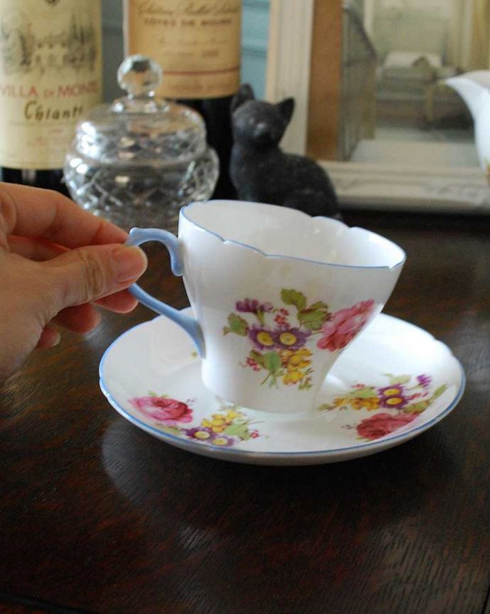 テーブルウェア(食器)　アンティーク雑貨　華やかなお花×パステルブルーの持ち手が可愛い、Shelleyのアンティークカップ＆ソーサー。お茶の時間も楽しみになります。(k-2084-z)