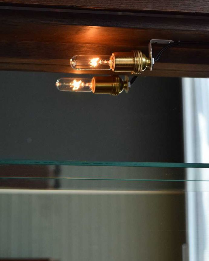 アンティークのキャビネット　アンティーク家具　機能的な英国アンティーク家具、カクテルキャビネット（カップボード）。扉を開くと電球が点灯します背中に伸びたコンセントを挿して扉を開くと中の電球が点灯します。(k-2085-f)