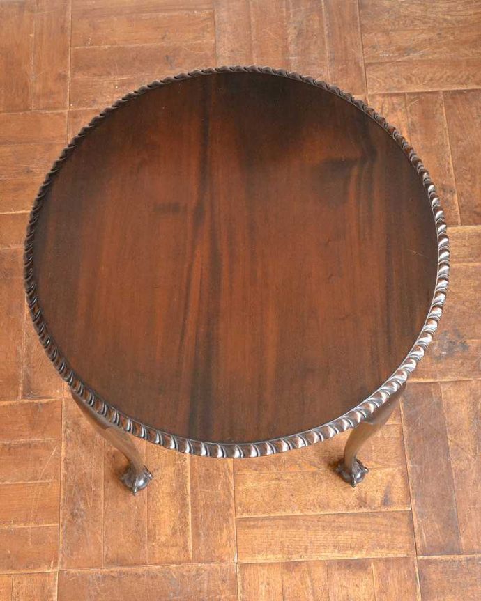アンティークのテーブル　アンティーク家具　英国のアンティーク家具、装飾の美しいオケージョナルテーブル（マホガニー材）。いろんなことに使って下さい。(k-2086-f)