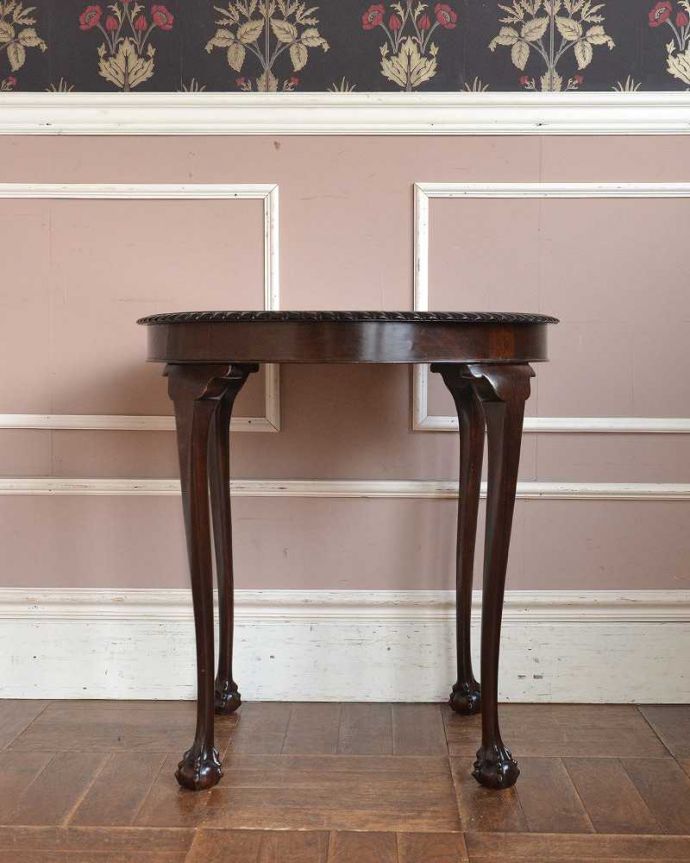 アンティークのテーブル　アンティーク家具　英国のアンティーク家具、装飾の美しいオケージョナルテーブル（マホガニー材）。クルッと回転。(k-2086-f)
