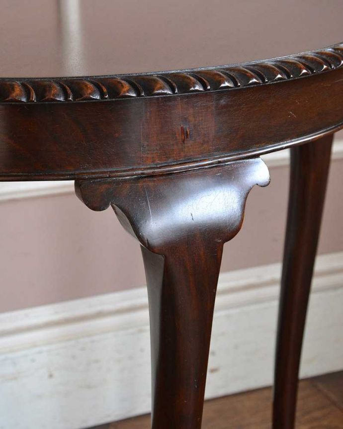 アンティークのテーブル　アンティーク家具　英国のアンティーク家具、装飾の美しいオケージョナルテーブル（マホガニー材）。うっとりする美しさアンティークだから手に入る美しい彫。(k-2086-f)