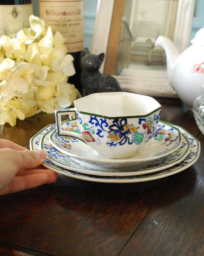 アンティーク 陶磁器の雑貨　アンティーク雑貨　ドルトンのアンティークカップ＆ソーサー（4ｐセット）。お茶の時間も楽しみになります。(k-2088-z)