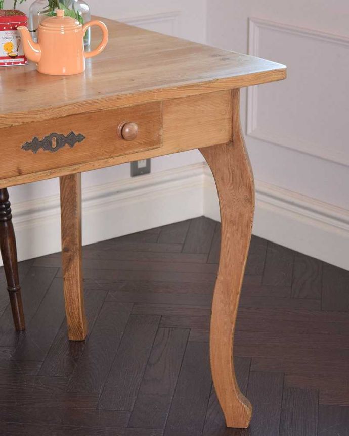 アンティークのテーブル　アンティーク家具　イギリス輸入のアンティーク家具、脚のデザインが可愛いテーブル（引き出し付き）。可愛らしい脚脚のデザインもぬくもりあるやさしいデザイン。(k-2089k-f)