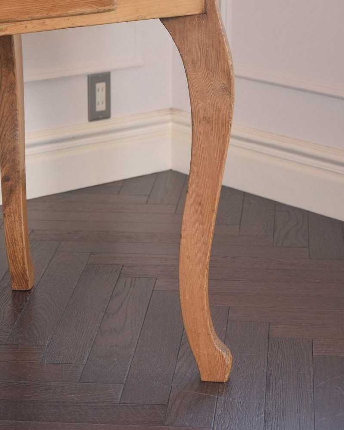 アンティークのテーブル　アンティーク家具　イギリス輸入のアンティーク家具、脚のデザインが可愛いテーブル（引き出し付き）。持ち上げなくても移動できます！Handleのアンティークは、脚の裏にフェルトキーパーをお付けしていますので、床を滑らせて簡単に移動が出来ます。(k-2089k-f)
