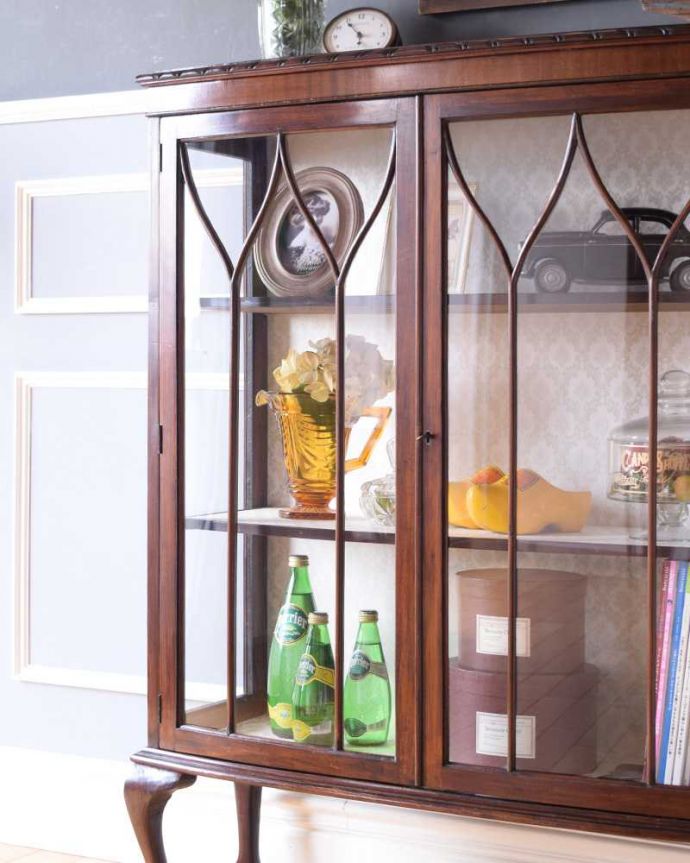 アンティークのキャビネット　アンティーク家具　イギリスで見つけたゴシックデザインが美しい正統派のアンティークキャビネット。扉に描かれた模様の美しさガラスの扉に描かれた美しい木の模様。(k-2090-f)